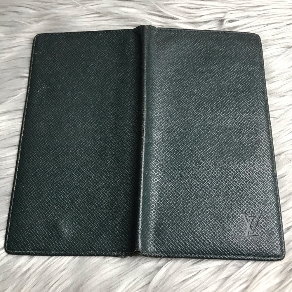 AUTH Louis Vuitton Taiga Green Checkbook Wallet - Picture 3 of 8